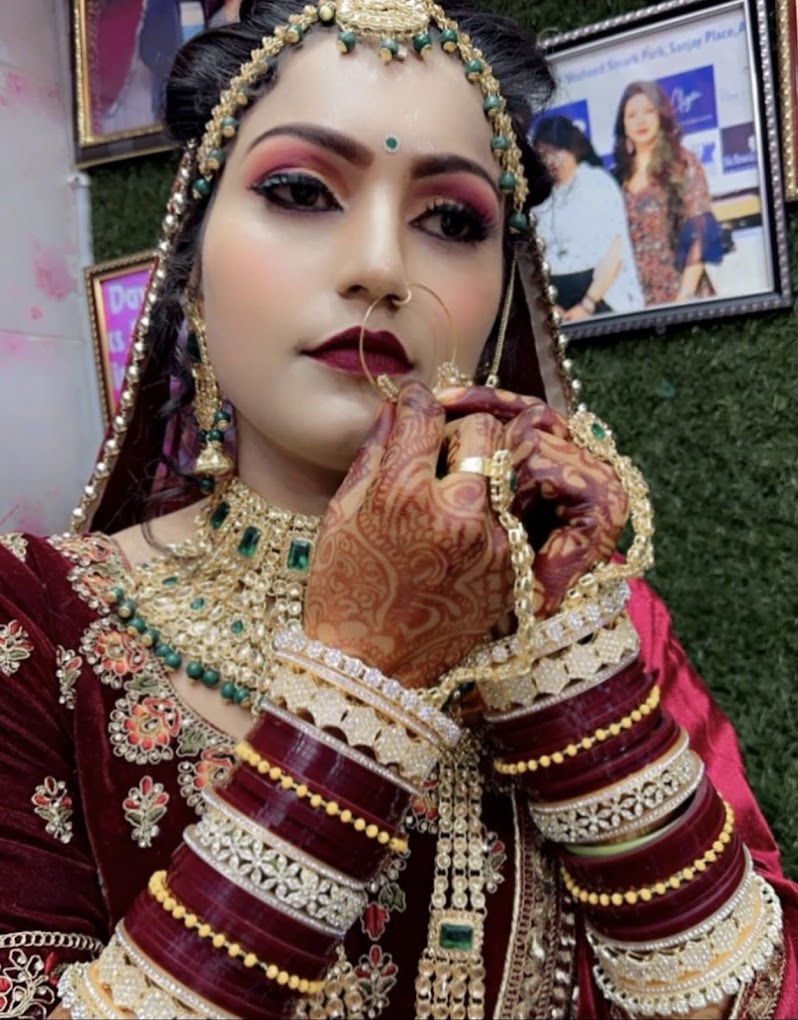 Girl getting a bridal makeup in amisha beauty care agra