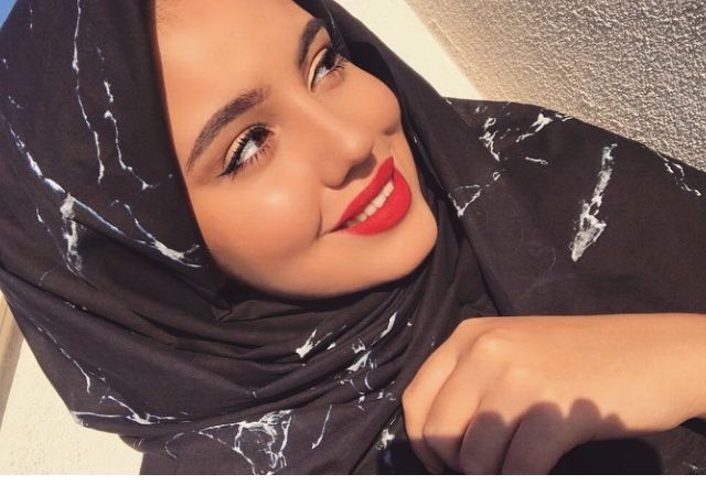 Girl getting a facial in amisha beauty care agra